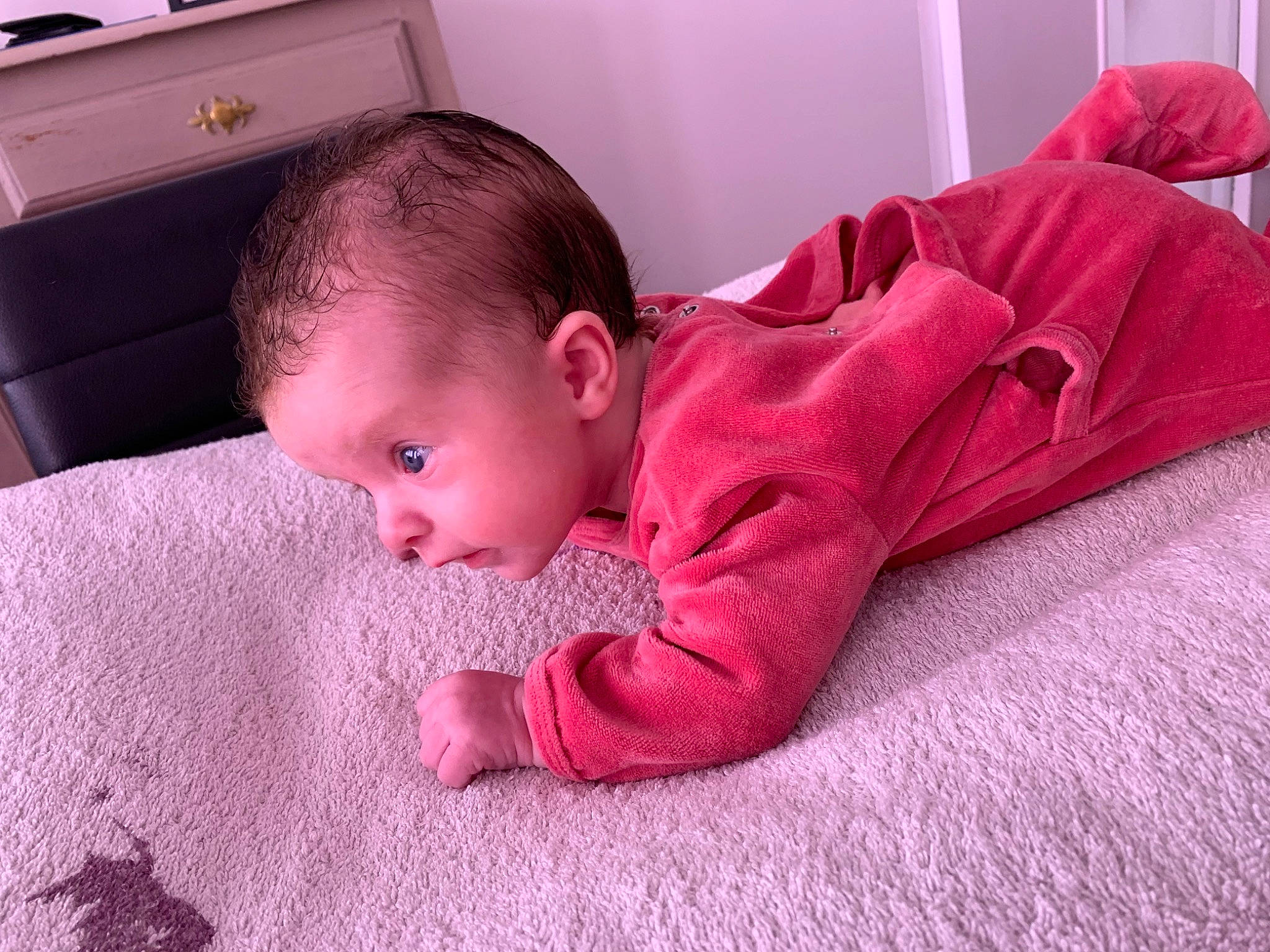Lyana participe au concours pour gagner de l'argent avec cette photo : baby, baby_toddler_clothing, carmine, cheek, child, comfort, crawling, eye, flooring, head, linens, magenta, mammal, person, pink, product, skin, sleeve, toddler, tummy_time