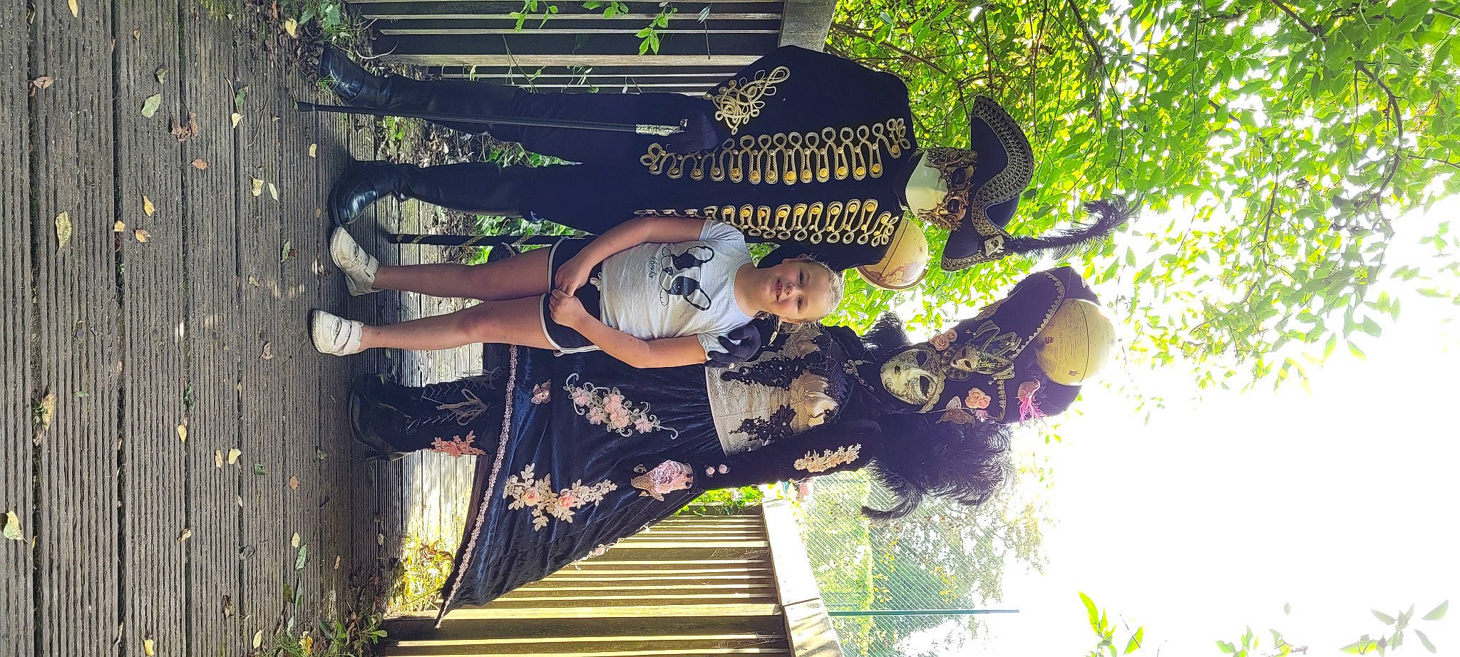 Léa a rejoint le concours — aidez-le/la à gagner de superbes lots ! botany, cool, fun, grass, green, happy, joy, leisure, people_in_nature, person, plant, smile, spring, stairs, t_shirt, thigh, tree, wood