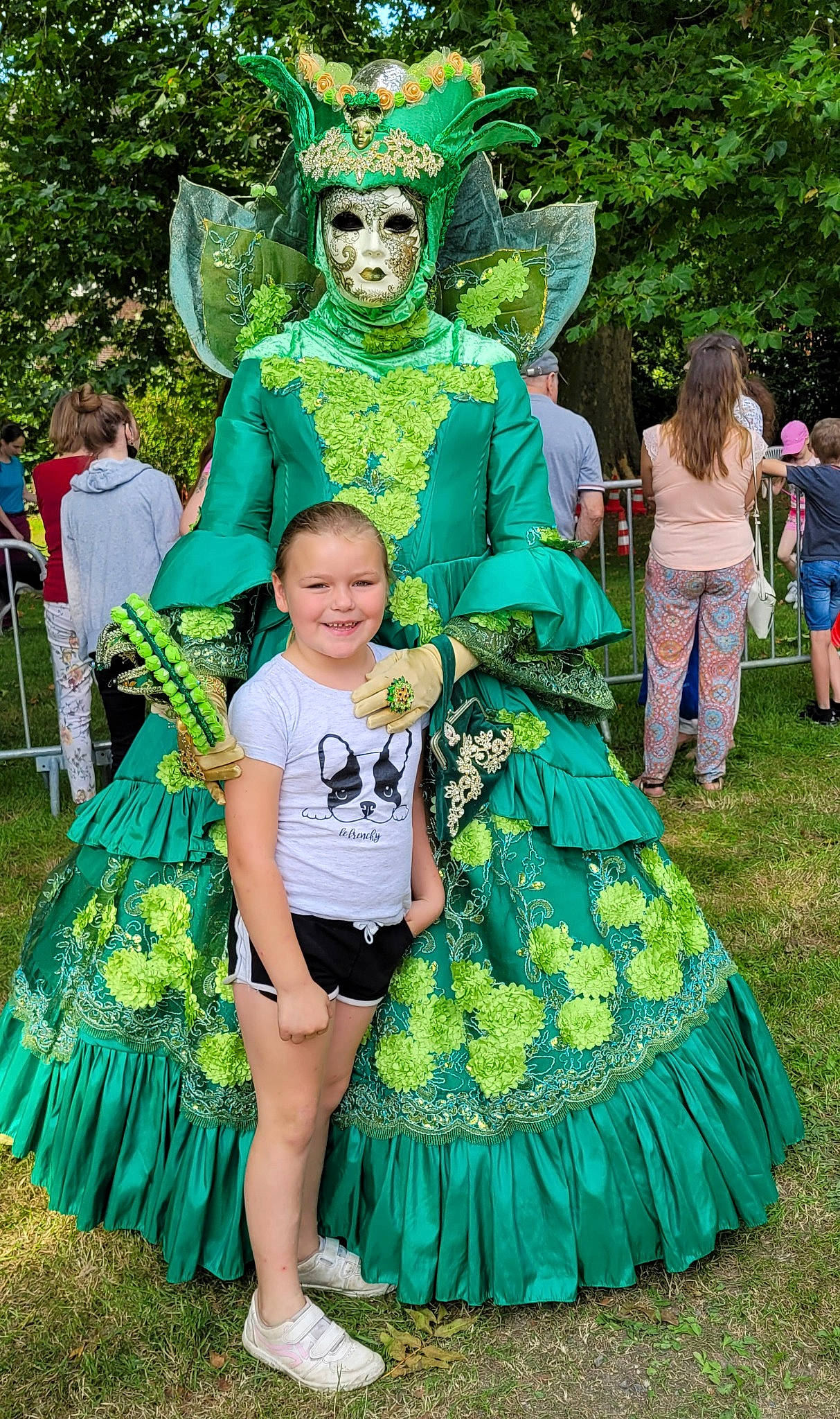 Léa a rejoint le concours — aidez-le/la à gagner de superbes lots ! art, botany, child, community, entertainment, event, fashion, fun, green, happy, joy, leisure, performing_arts, person, photograph, pink, recreation, smile, summer, tree