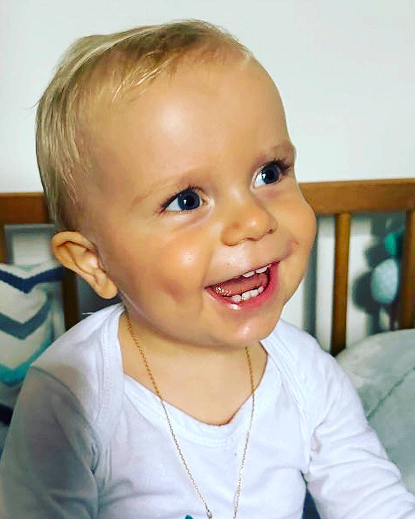 Djulian participe au concours pour gagner de l'argent avec cette photo : baby, baby_laughing, baby_making_funny_faces, baby_toddler_clothing, blond, cheek, child, ear, eyelash, gesture, happy, human_body, jaw, joy, lip, nose, person, sleeve, smile, t_shirt