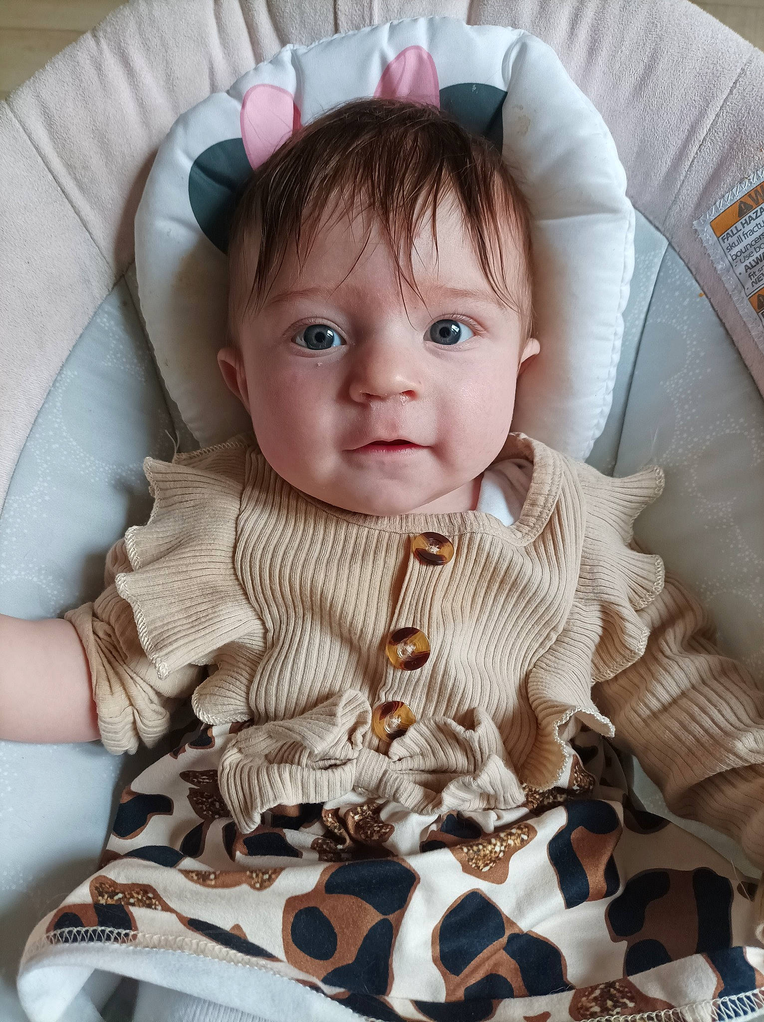 Amalia a rejoint le concours — aidez-le/la à gagner de superbes lots ! baby, baby_products, baby_toddler_clothing, car_seat, cheek, child, comfort, eye, happy, iris, linens, outerwear, pattern, person, product, sitting, skin, sleeve, smile, textile