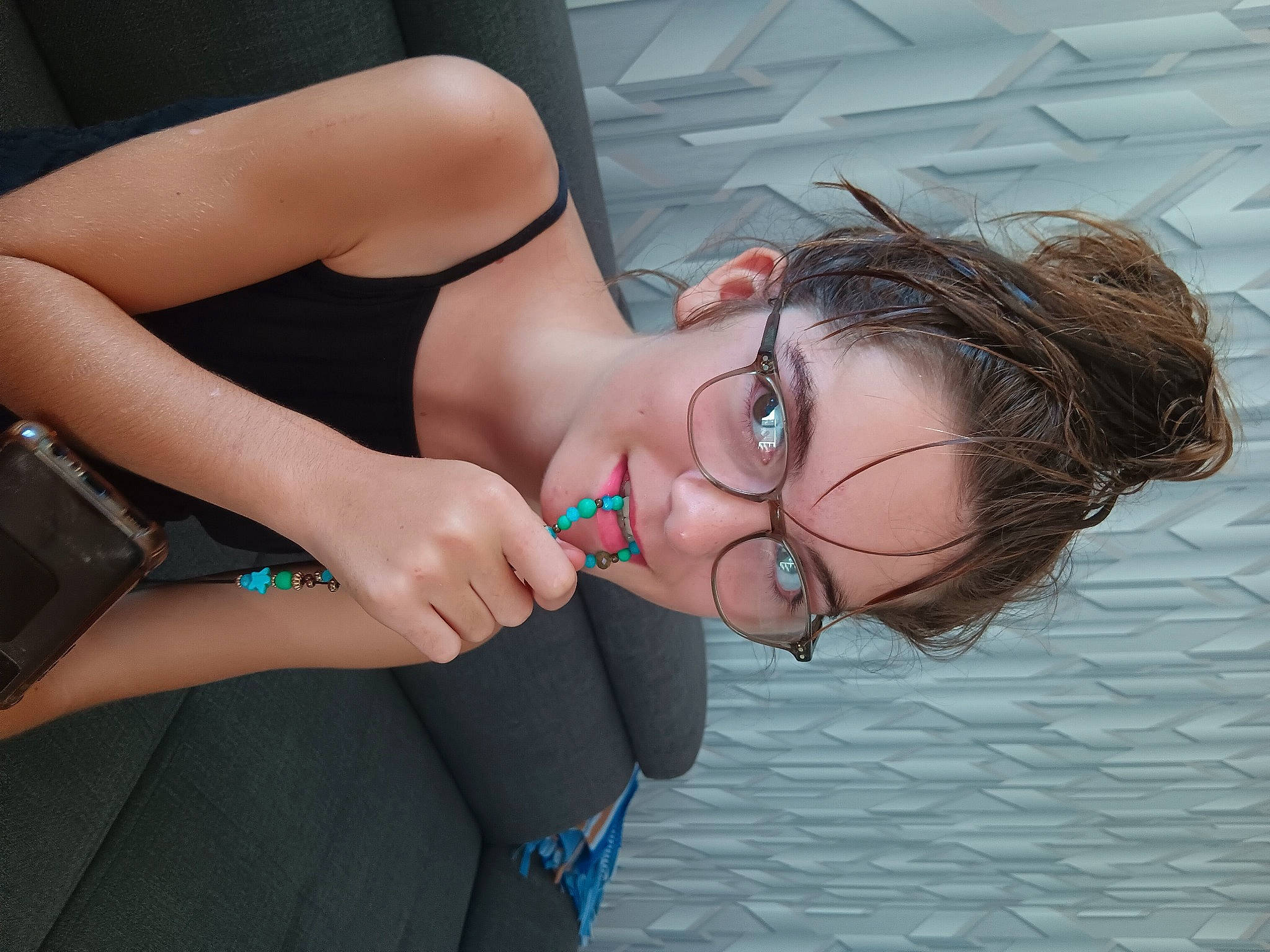 Sloane a rejoint le concours — aidez-le/la à gagner de superbes lots ! arm, eyewear, flash_photography, glasses, hair, hairstyle, hand, happy, human, human_body, joint, leg, lip, mouth, neck, person, shoulder, skin, smile, sunglasses