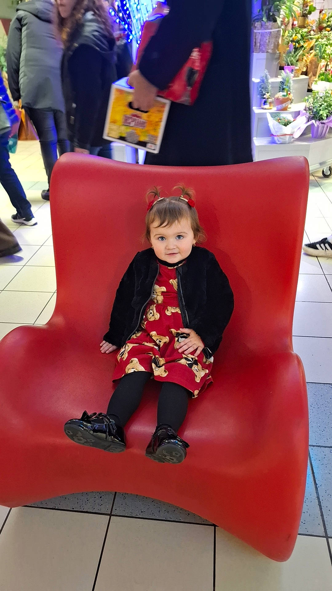 Emma a rejoint le concours — aidez-le/la à gagner de superbes lots ! boot, child, comfort, event, fashion_design, flooring, footwear, fun, hairstyle, leg, leisure, magenta, person, recreation, red, shoe, sitting, smile, standing, toddler