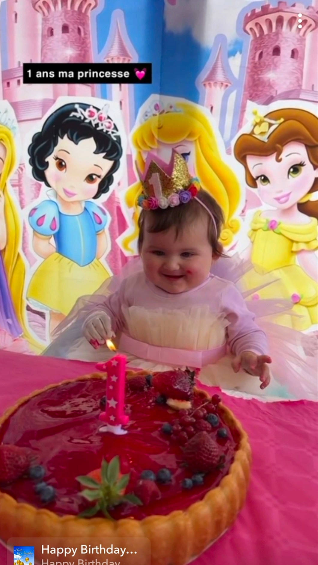 Emma participe au concours pour gagner de l'argent avec cette photo : baked_goods, birthday, birthday_cake, birthday_candle, cake, cake_decorating, cake_decorating_supply, candle, food, fun, happy, icing, joy, magenta, person, pink, smile, sugar_cake, sugar_paste, sweetness