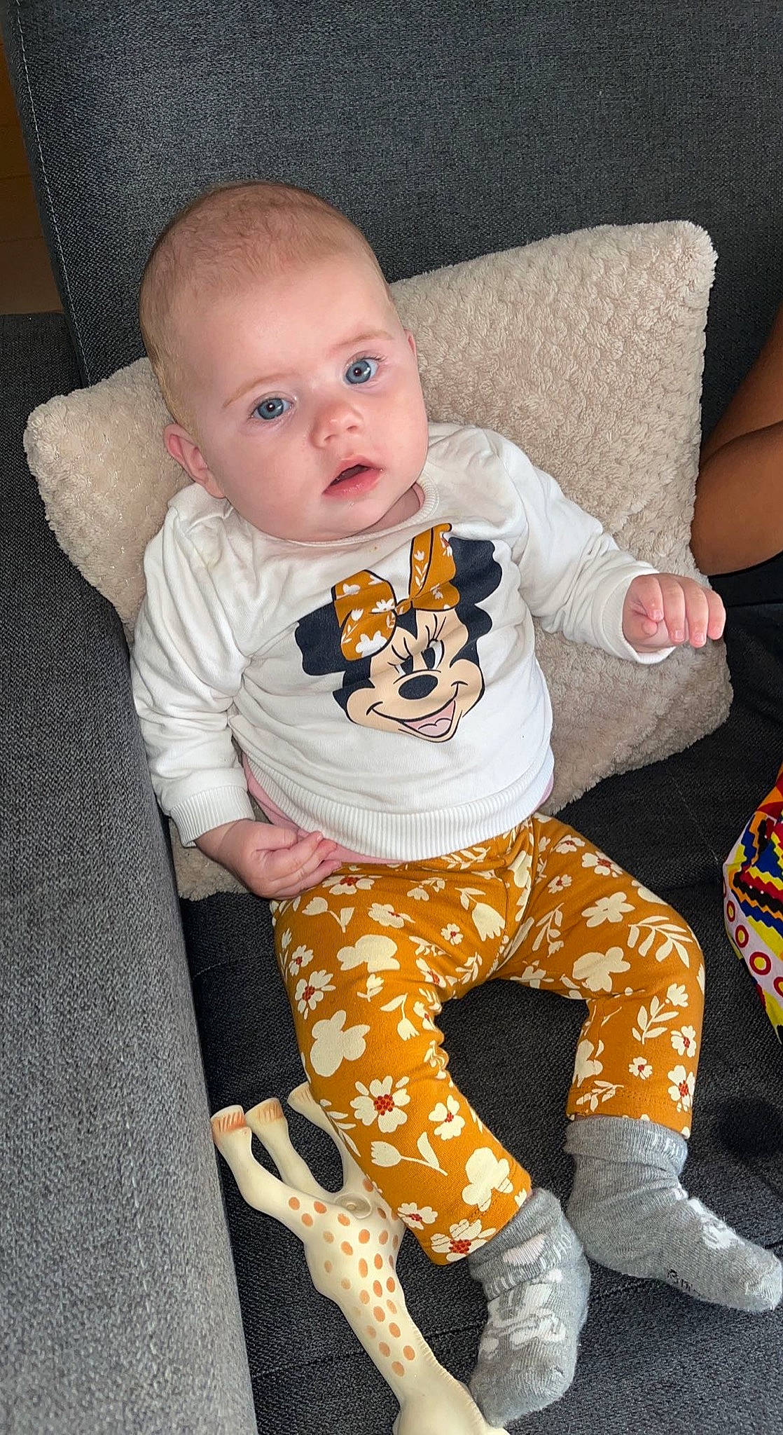 Elena a rejoint le concours — aidez-le/la à gagner de superbes lots ! active_pants, baby, baby_toddler_clothing, cheek, child, comfort, face, flooring, head, human_leg, knee, pajamas, pattern, person, sitting, sleeve, sock, sportswear, t_shirt, thigh