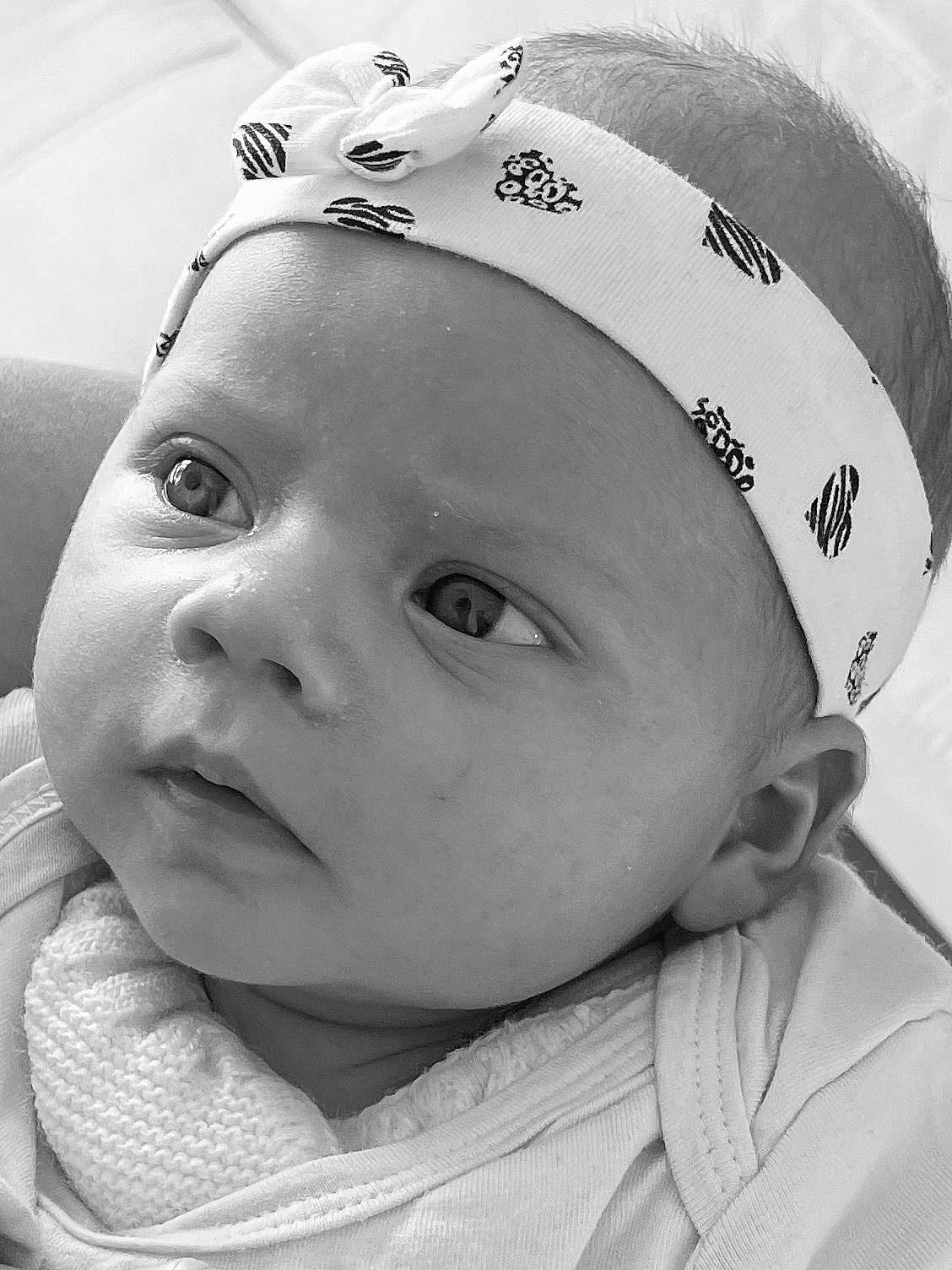 Elena participe au concours pour gagner de l'argent avec cette photo : baby, baby_products, black, cap, cheek, child, eye, eyebrow, eyelash, face, fashion_accessory, fun, happy, headgear, monochrome, monochrome_photography, person, skin, style, toddler