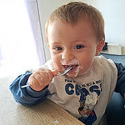 Ayden a rejoint le concours — aidez-le/la à gagner de superbes lots ! toddler, child, messy, eating, spoon, food, bib, face, cream, yogurt, table, indoor, clothing, cute, smile, person, young_child, short_hair, casual, happy