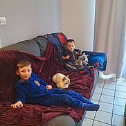 Ayden a rejoint le concours — aidez-le/la à gagner de superbes lots ! baby, blanket, blue_clothing, cat, child, couch, cozy, curtain, family, floor, home, indoor, pacifier, relaxed, seated, smiling, stuffed_animal, tile_floor, toy, window