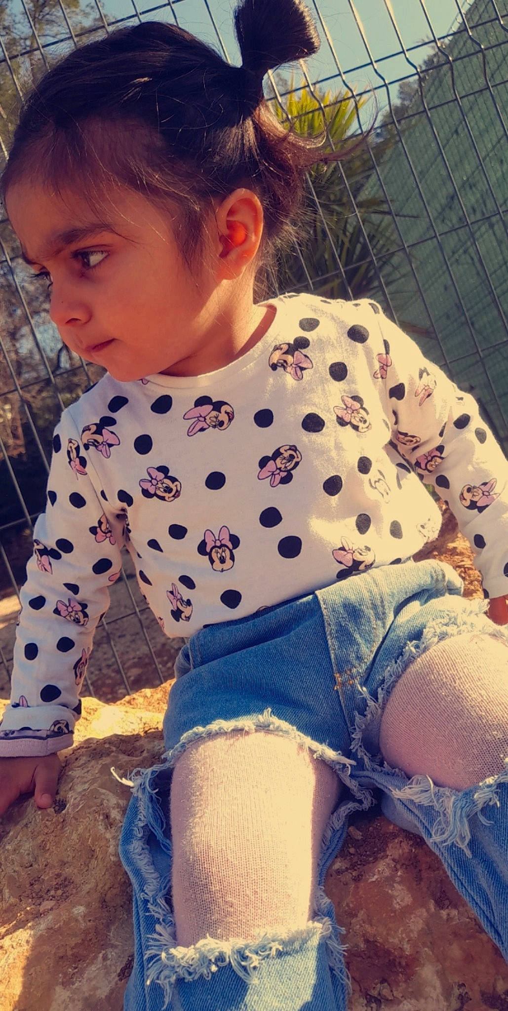 Tahicyana participe au concours pour gagner de l'argent avec cette photo : beauty, child, cool, denim, hair, hairstyle, happy, human, joint, knee, leg, organ, pattern, person, sleeve, street_fashion, summer, t_shirt, thigh, toddler