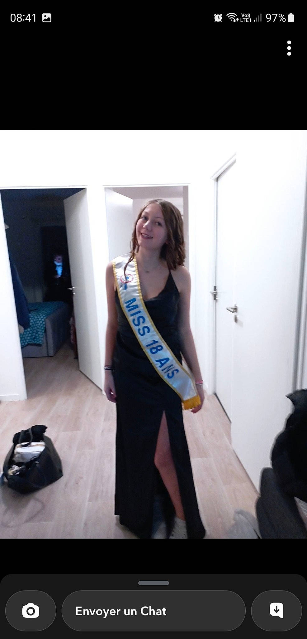 Lana a rejoint le concours — aidez-le/la à gagner de superbes lots ! abdomen, bag, elbow, electric_blue, fashion_accessory, fashion_design, flash_photography, flooring, human_leg, joy, knee, long_hair, luggage_and_bags, person, room, sleeve, sleeveless_shirt, sportswear, t_shirt, thigh