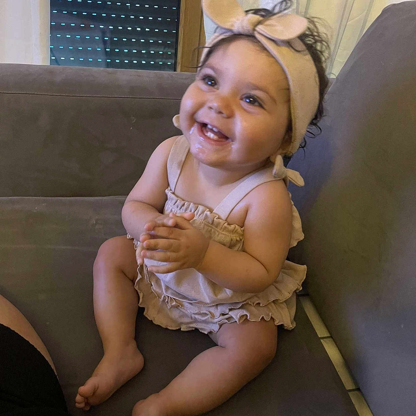 Lehna a rejoint le concours — aidez-le/la à gagner de superbes lots ! baby, bunny_ears, child, clapping, clothing, couch, curtains, cute, face, happy, headband, home, indoors, infant, legs, person, sitting, skin, smiling, toes