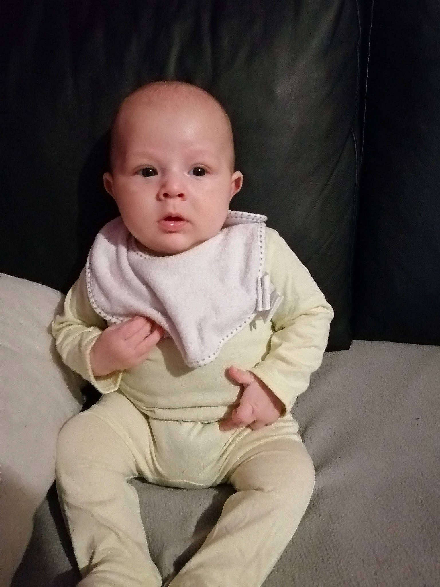 Lâyann a rejoint le concours — aidez-le/la à gagner de superbes lots ! baby, baby_toddler_clothing, cheek, child, collar, comfort, dress_shirt, flash_photography, formal_wear, happy, linens, person, portrait_photography, sitting, sleeve, smile, toddler