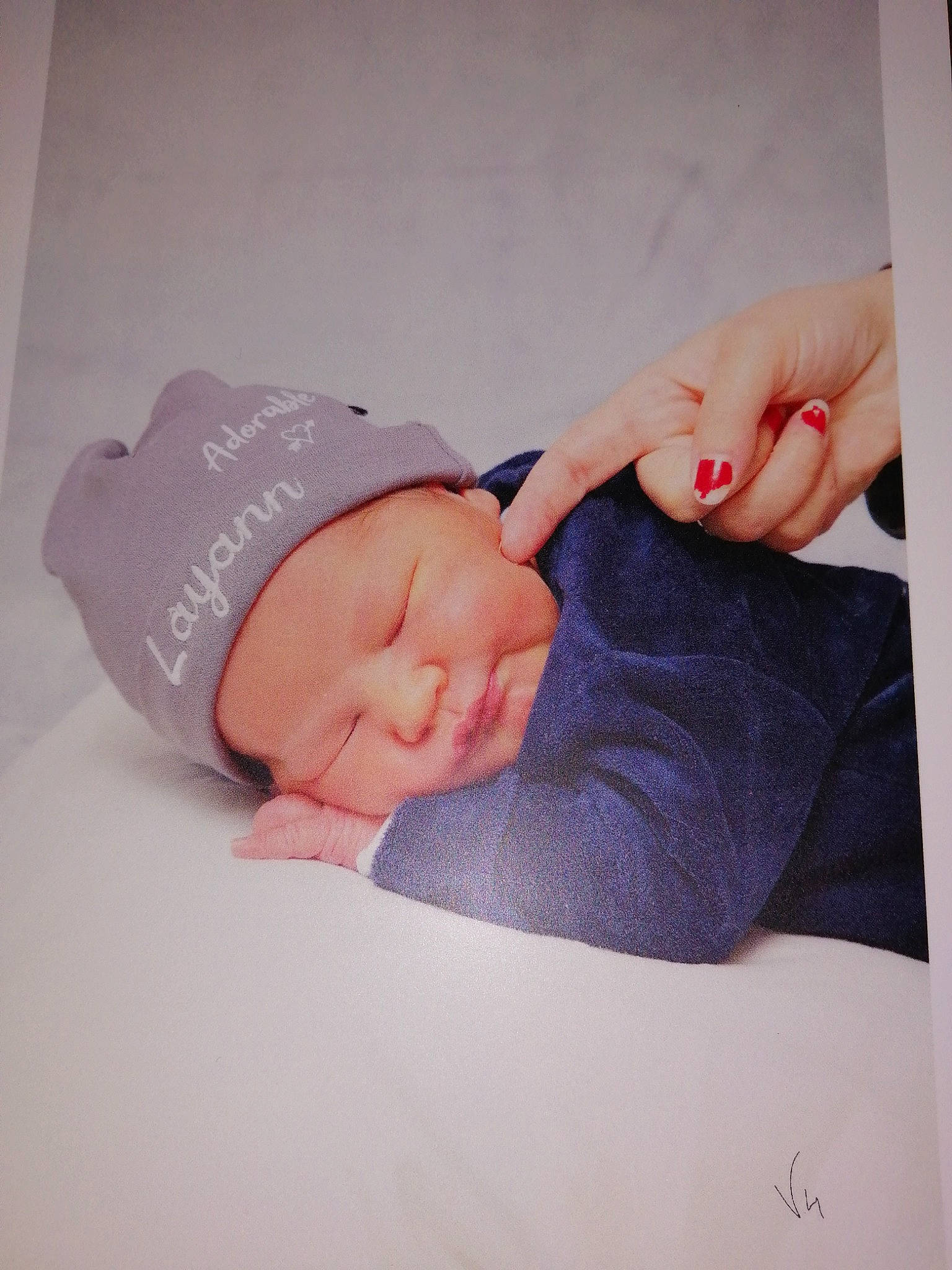 Lâyann participe au concours pour gagner de l'argent avec cette photo : baby, baby_sleeping, baby_toddler_clothing, child, comfort, elbow, fashion_accessory, finger, flesh, font, gesture, hand, human_leg, nail, peach, person, skin, sleeve, thumb, toddler