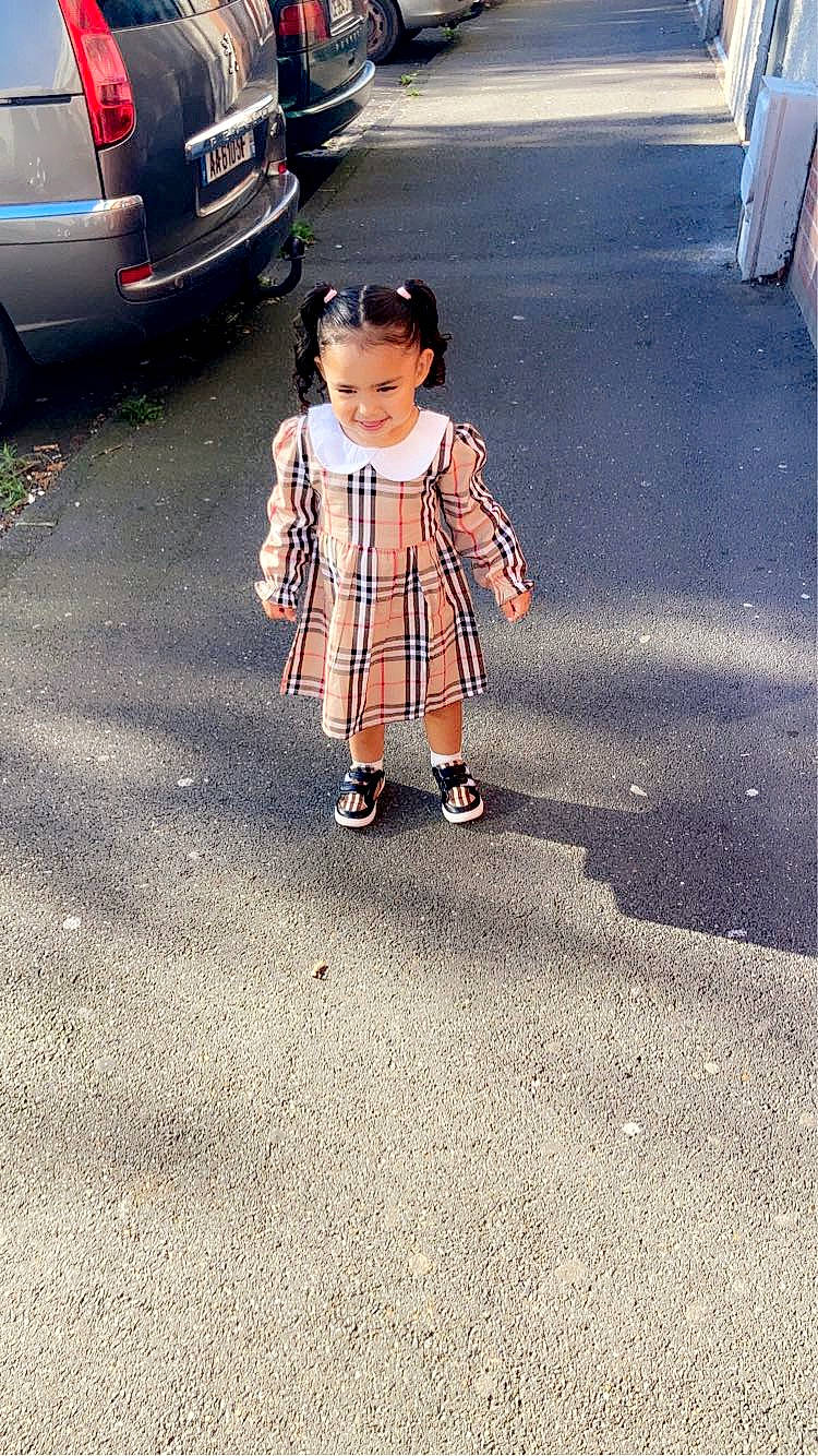 Kalissa participe au concours pour gagner de l'argent avec cette photo : asphalt, automotive_lighting, child, city, hat, human_leg, joy, lane, pattern, pedestrian, person, personal_luxury_car, plaid, road, road_surface, sidewalk, tartan, tints_and_shades, toddler, vehicle_door