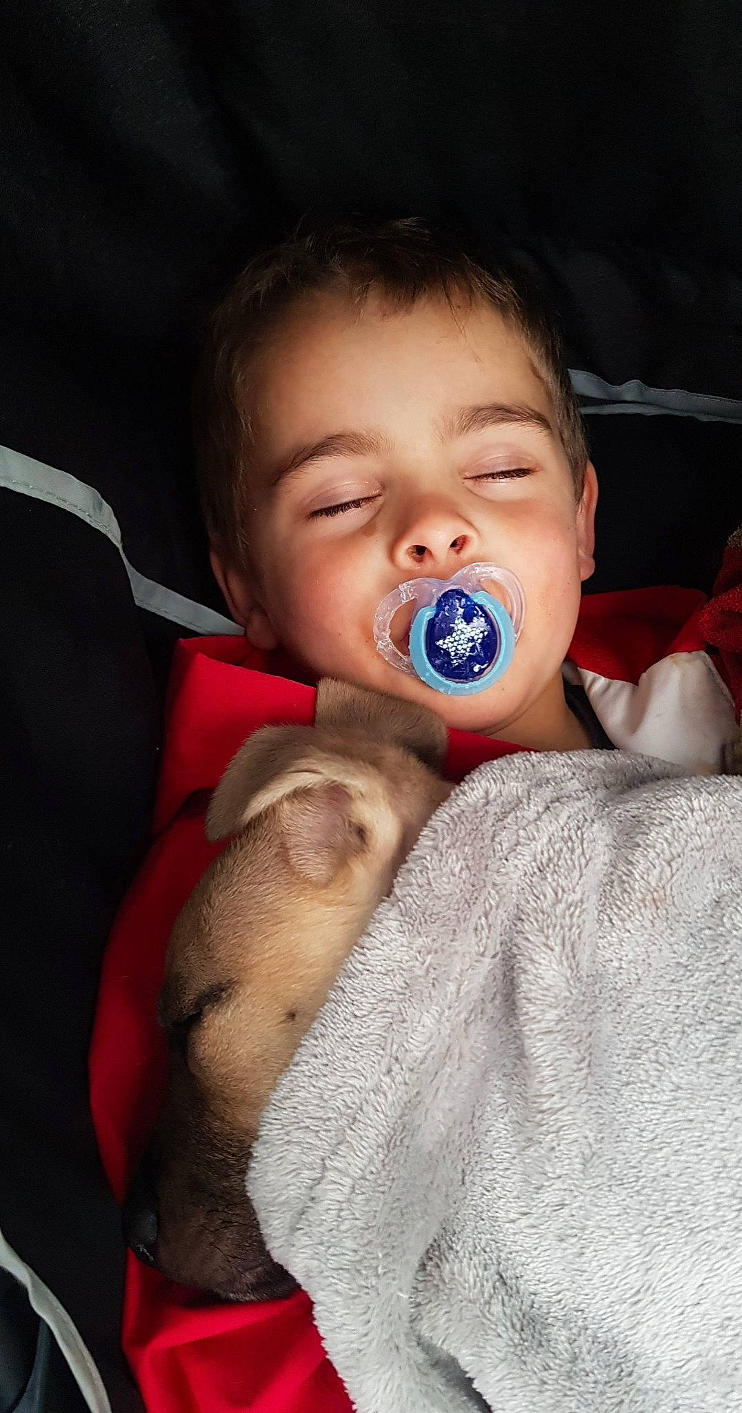 Evan a rejoint le concours — aidez-le/la à gagner de superbes lots ! audio_equipment, baby, baby_toddler_clothing, cheek, child, chin, comfort, ear, eyelash, flash_photography, fun, fur, gesture, happy, iris, mouth, nose, person, sitting, skin