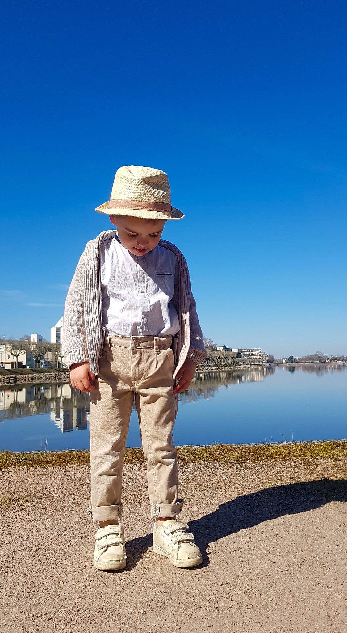 Evan a rejoint le concours — aidez-le/la à gagner de superbes lots ! cap, cowboy_hat, dress_shirt, fashion_accessory, fedora, happy, hat, headwear, lake, landscape, people_in_nature, person, reservoir, sky, sleeve, smile, soil, sun_hat, tourism, travel