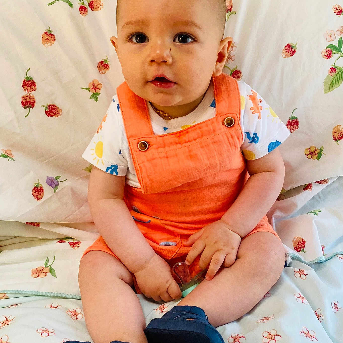 Ethan a rejoint le concours — aidez-le/la à gagner de superbes lots ! baby, bed, bedroom, clothing, couch, cushion, face, furniture, head, homedecor, indoors, jeans, pants, person, photography, portrait, room, sitting, sleeve, t_shirt