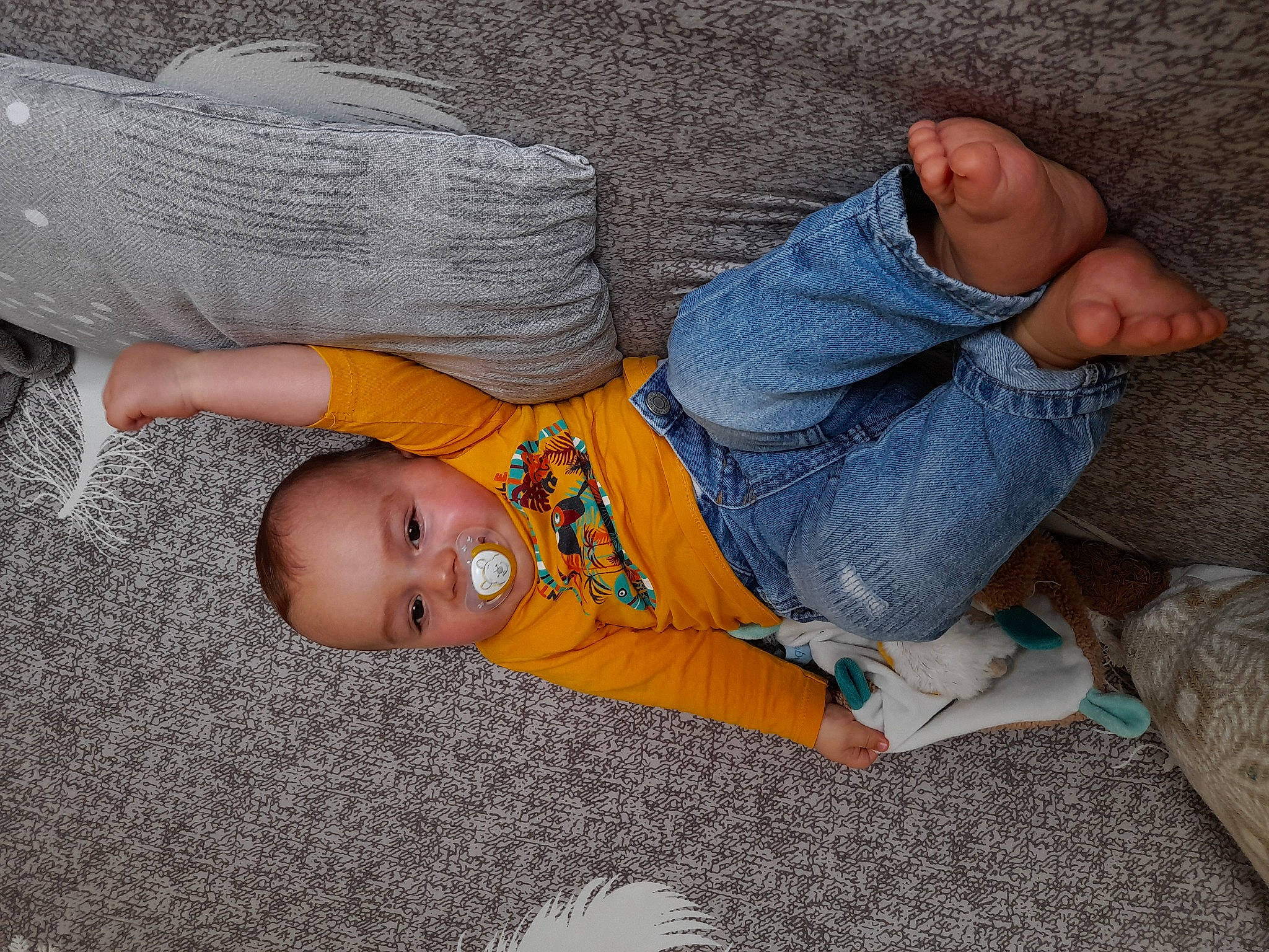 Sacha a rejoint le concours — aidez-le/la à gagner de superbes lots ! baby, baby_toddler_clothing, child, comfort, elbow, facial_expression, finger, flooring, foot, fun, grass, head, human_body, human_leg, knee, linens, nap, person, sitting, toddler