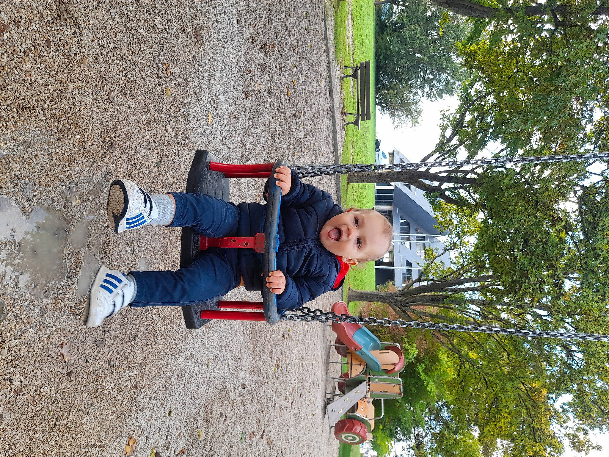 Sacha participe au concours pour gagner de l'argent avec cette photo : carmine, child, electric_blue, fun, leisure, outdoor_shoe, person, plant, recreation, sky, surprise, toddler, tree, walking_shoe