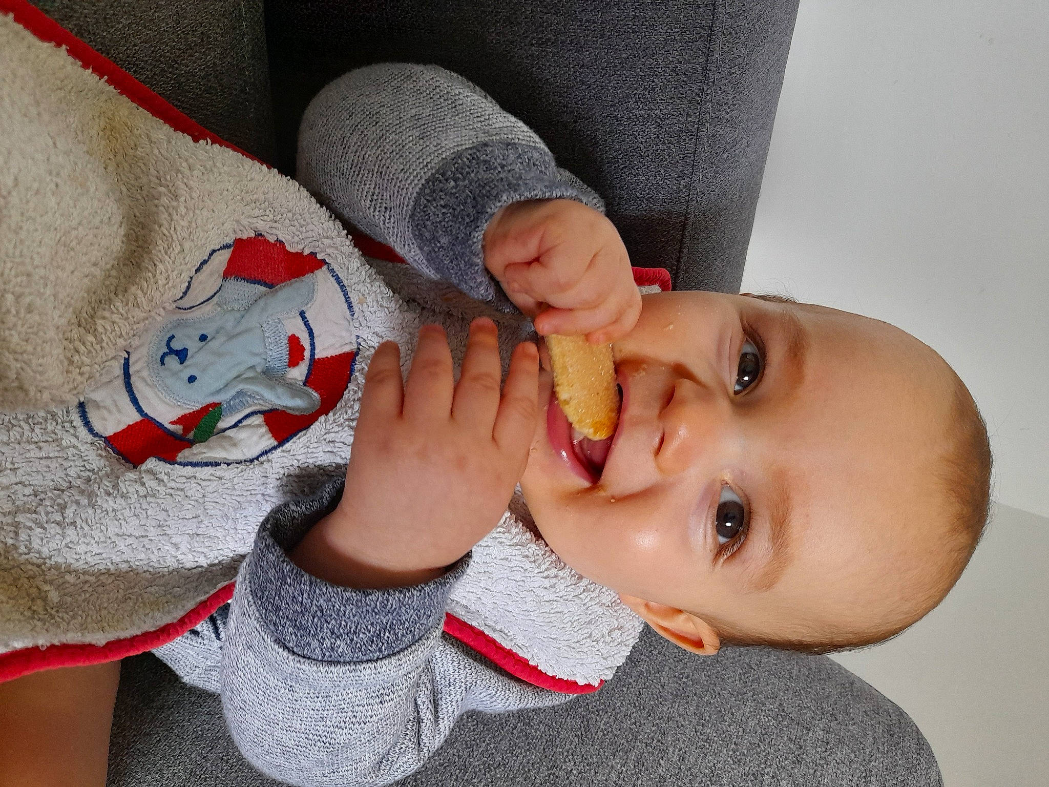 Sacha a rejoint le concours — aidez-le/la à gagner de superbes lots ! arm, baby_toddler_clothing, cheek, comfort, ear, eyebrow, eyelash, finger, gesture, hand, happy, human_body, joint, lip, mouth, nail, neck, nose, person, skin