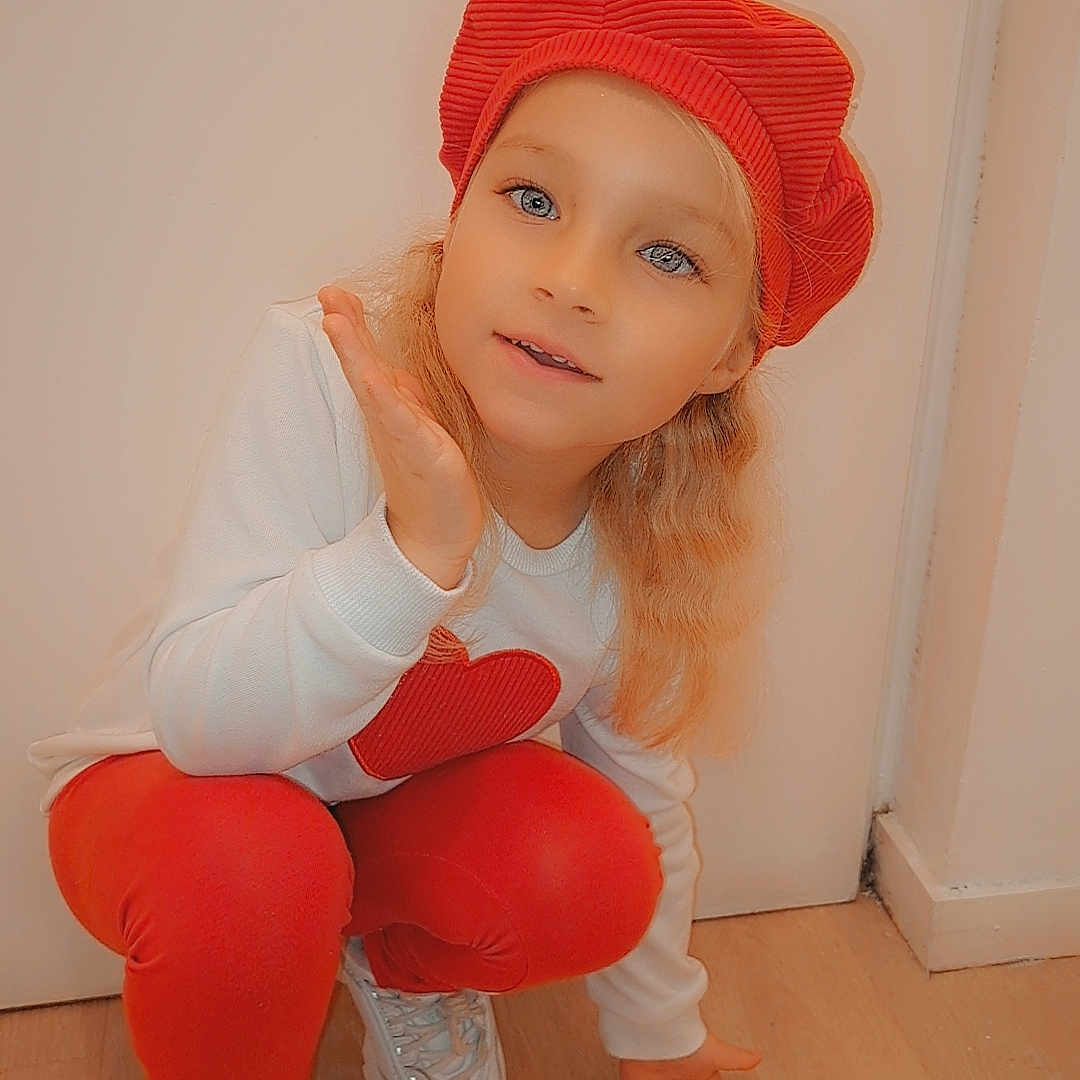 Lyanna a rejoint le concours — aidez-le/la à gagner de superbes lots ! bodypart, cap, child, clothing, face, female, finger, footwear, girl, hand, hardwood, hat, head, hosiery, pants, person, shoe, sneaker, sock, wood