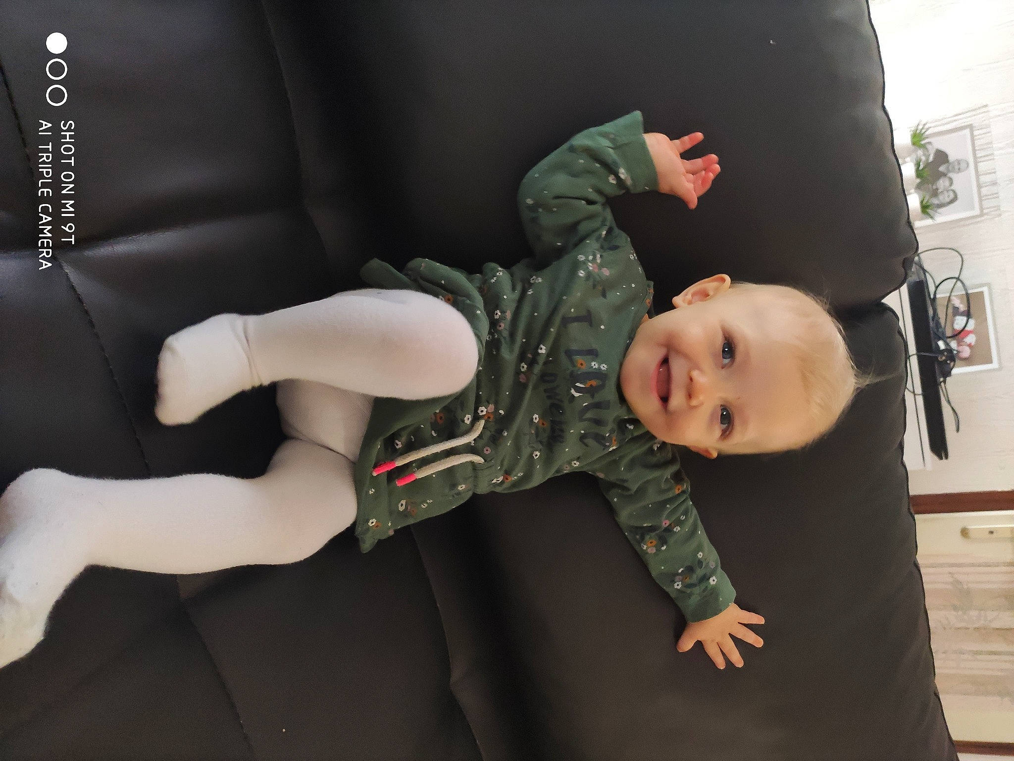 Adèle participe au concours pour gagner de l'argent avec cette photo : automotive_design, baby, baby_toddler_clothing, comfort, couch, elbow, flash_photography, gesture, human_body, human_leg, joint, joy, knee, leg, person, shoulder, skin, smile, t_shirt, thigh