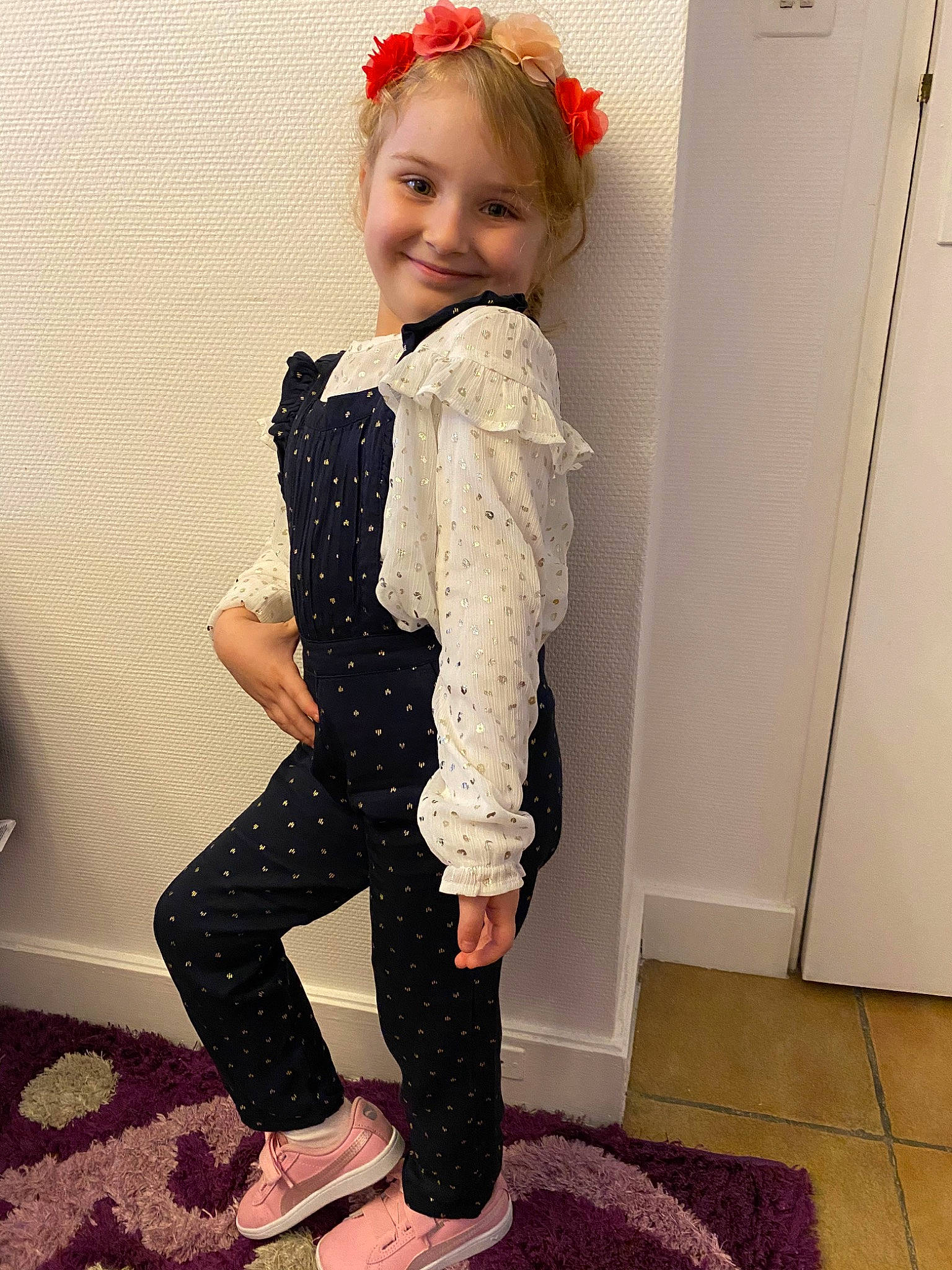 Nicole a rejoint le concours — aidez-le/la à gagner de superbes lots ! child, clothing, footwear, joy, leg, leggings, overall, person, shoe, sleeve, tights, toddler, trousers
