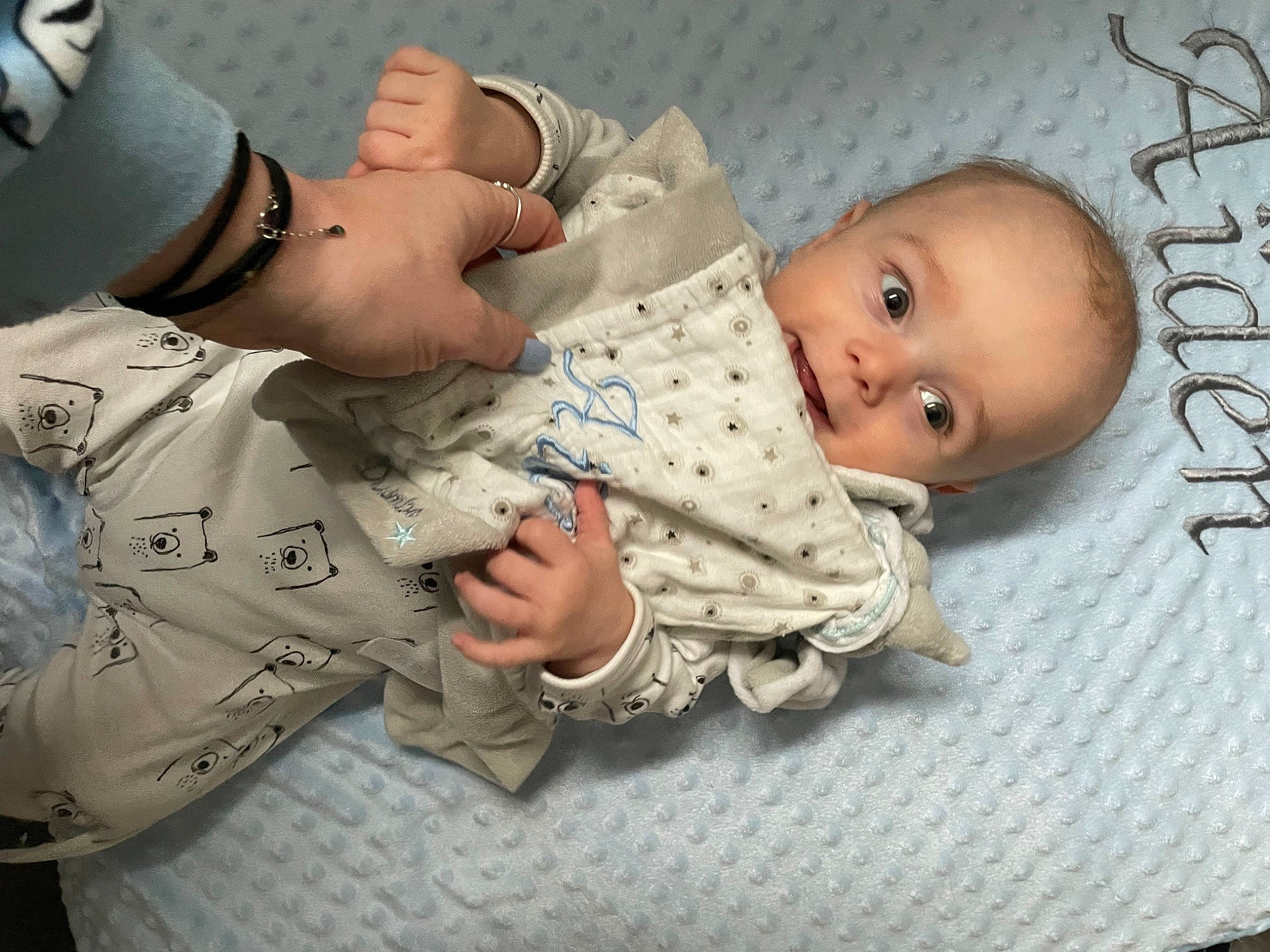 Aïden a rejoint le concours — aidez-le/la à gagner de superbes lots ! arm, baby, baby_products, baby_sleeping, baby_toddler_clothing, cheek, child, comfort, dress_shirt, gesture, hand, nail, pattern, person, skin, sleeve, textile, thumb, toddler, watch