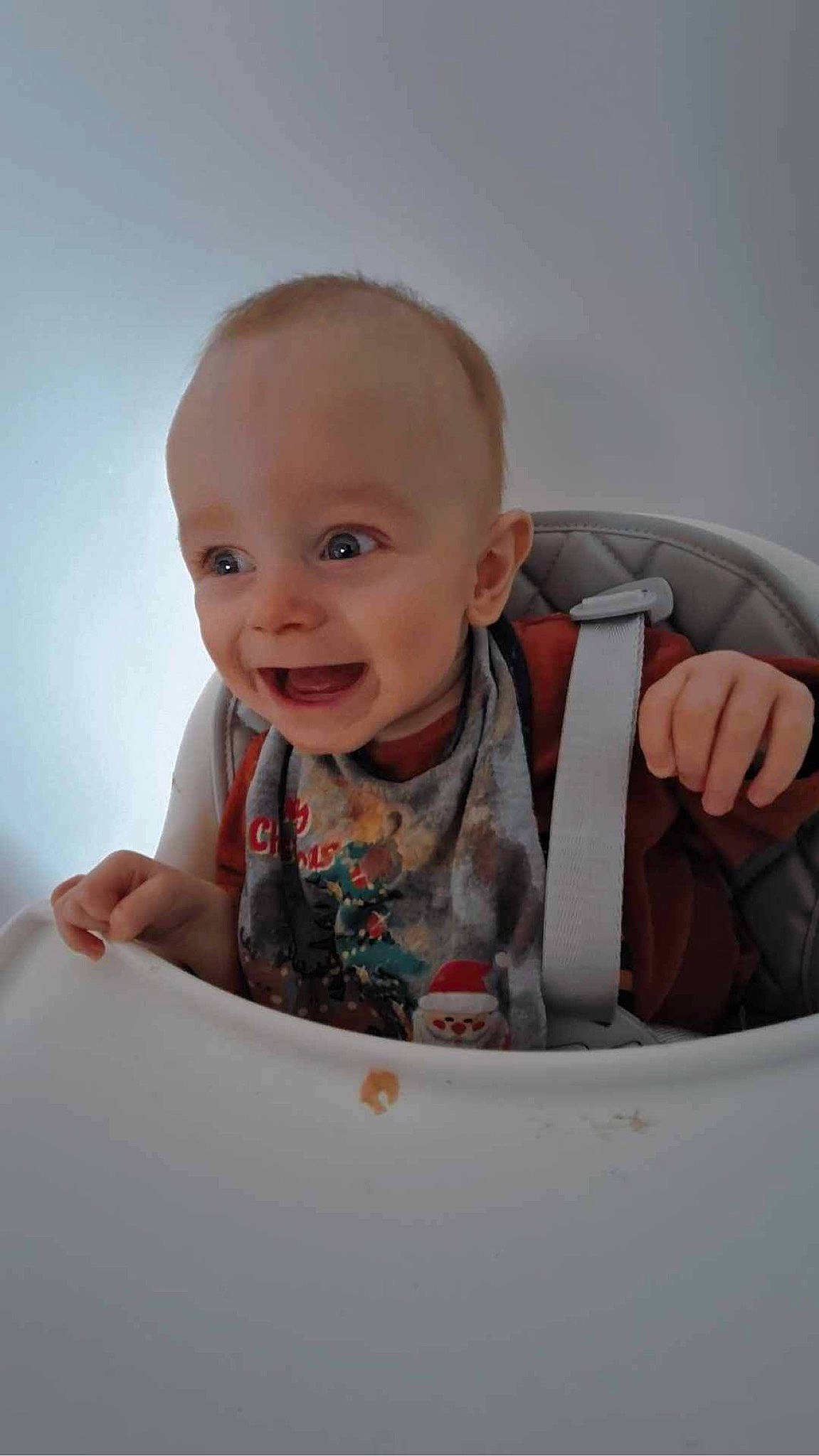 Aïden a rejoint le concours — aidez-le/la à gagner de superbes lots ! arm, baby, baby_toddler_clothing, cheek, child, face, flash_photography, fun, gesture, happy, human_body, iris, lip, nose, person, sitting, skin, sleeve, smile, t_shirt