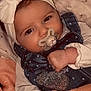 ëva a rejoint le concours — aidez-le/la à gagner de superbes lots ! baby, bedding, blanket, bow, cheeks, close_up, cute, denim, eyelashes, glitter, hair, hand, headband, infant, onesie, pacifier, polka_dot, portrait, sleepy, small_fingers