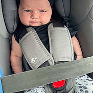 ëva a rejoint le concours — aidez-le/la à gagner de superbes lots ! arm, baby, blanket, blue_eyes, bow, buckle, car_seat, child, close_up, cute, gray_seat, harness, headband, infant, leg, mickey_mouse, patterned_pants, portrait, safety_sticker, staring