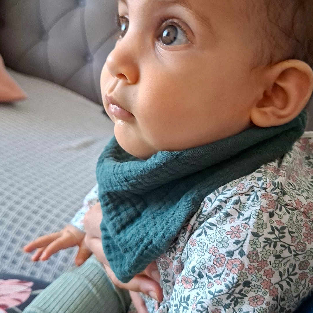 Ada a rejoint le concours — aidez-le/la à gagner de superbes lots ! baby, blanket, child, couch, cozy, curious, cushion, cute, expression, eyes, face, floral_shirt, hand, indoors, portrait, profile, scarf, sitting, soft_lighting, young_child