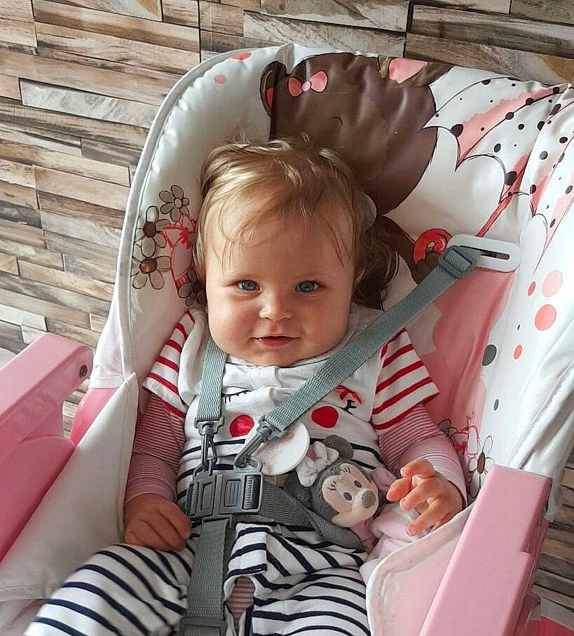 Khloé a rejoint le concours — aidez-le/la à gagner de superbes lots ! baby, baby_products, child, person, pink, product, toddler