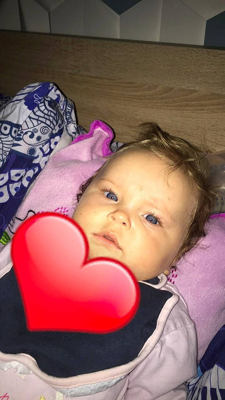 Khloé participe au concours pour gagner de l'argent avec cette photo : baby, cheek, child, joy, person, pink, skin, toddler