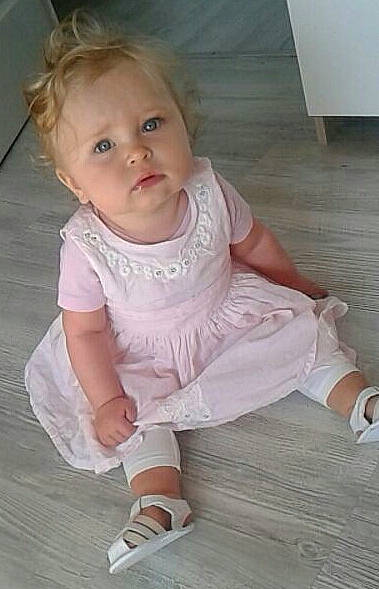 Khloé a rejoint le concours — aidez-le/la à gagner de superbes lots ! arm, baby, baby_toddler_clothing, cheek, child, leg, person, sitting, skin, sleeve, smile, standing, toddler