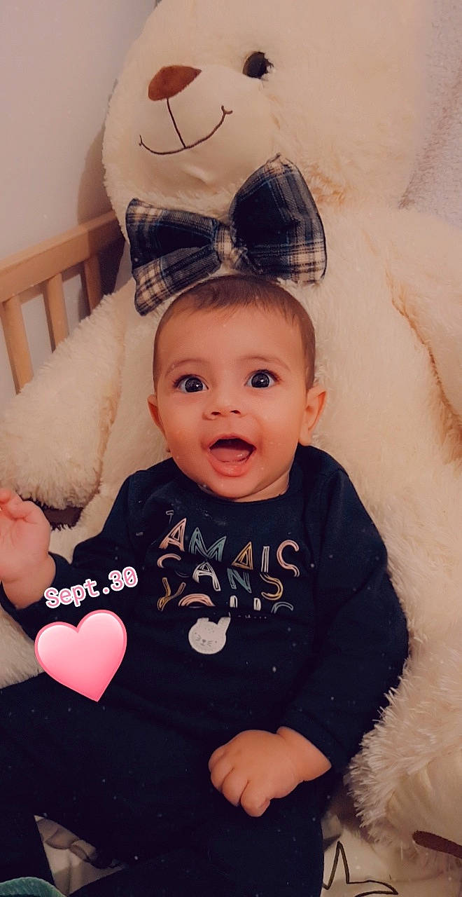 Ilyan a rejoint le concours — aidez-le/la à gagner de superbes lots ! baby_toddler_clothing, cheek, chin, comfort, eyebrow, eyelash, face, hair, happy, head, human_body, iris, lip, neck, nose, organ, person, pink, skin, sleeve