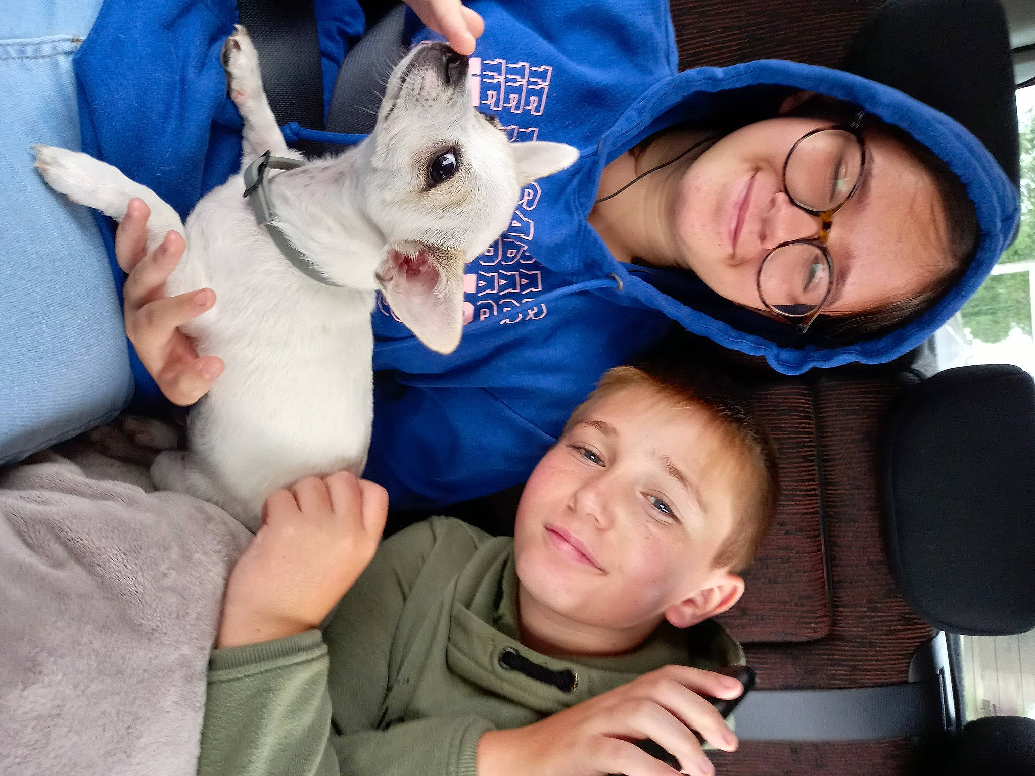 Saïko participe au concours pour gagner de l'argent avec cette photo : blue, child, companion_dog, dog_breed, eyewear, fashion_accessory, fawn, felidae, fun, fur, gesture, happy, hat, people, sitting, smile, sun_hat, toddler, tree, vacation