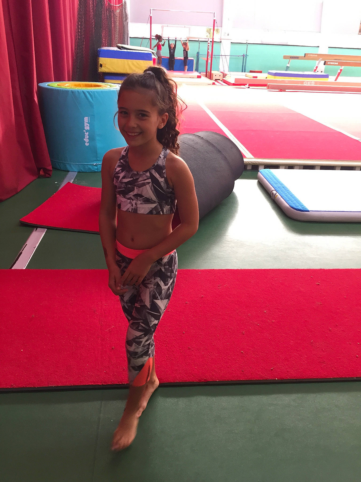 Justine a rejoint le concours — aidez-le/la à gagner de superbes lots ! barefoot, child, fun, joint, joy, leg, leisure, person
