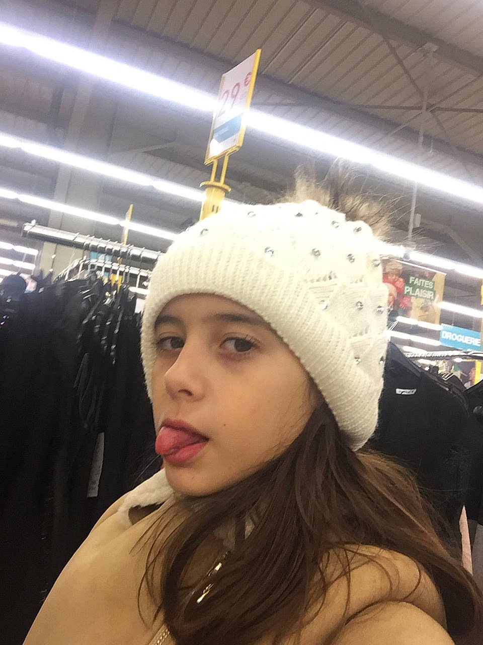 Justine a rejoint le concours — aidez-le/la à gagner de superbes lots ! beanie, bonnet, cap, clothing, ear, fashion_accessory, headgear, headwear, knit_cap, person, photography, selfie