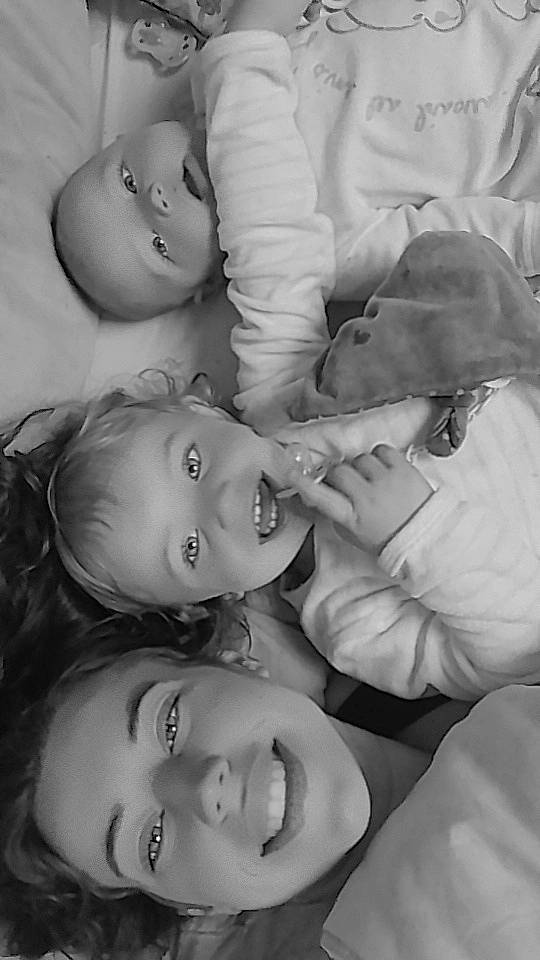 Mya a rejoint le concours — aidez-le/la à gagner de superbes lots ! art, black, black_and_white, cheek, eyebrow, flash_photography, gesture, happy, hat, iris, joy, lip, monochrome, monochrome_photography, mouth, nose, person, photograph, smile, style