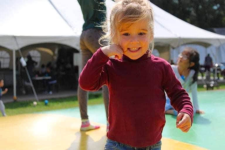 Léonie participe au concours pour gagner de l'argent avec cette photo : child, competition, competition_event, entertainment, event, flooring, fun, gesture, grass, happy, joy, leisure, performance, performing_arts, person, recreation, smile, sports, t_shirt, tent