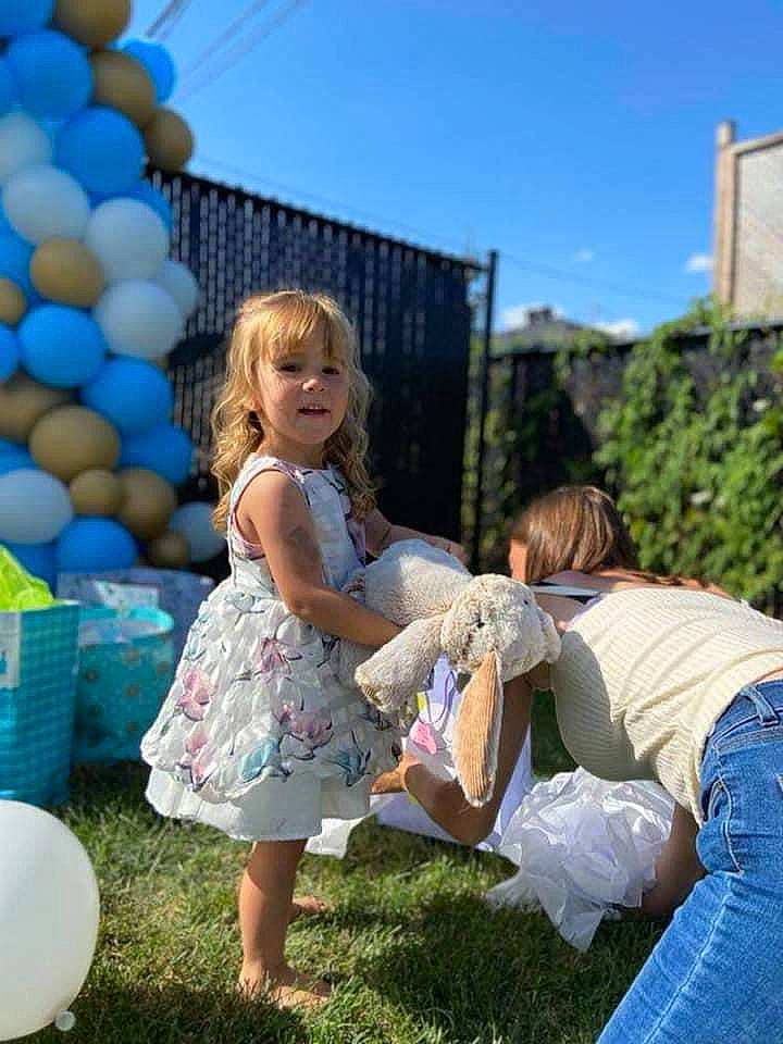 Léonie a rejoint le concours — aidez-le/la à gagner de superbes lots ! balloon, child, dress, event, fun, grass, happy, lawn, leisure, party_supply, people_in_nature, person, plant, recreation, sandal, sitting, sky, spring, summer, toddler