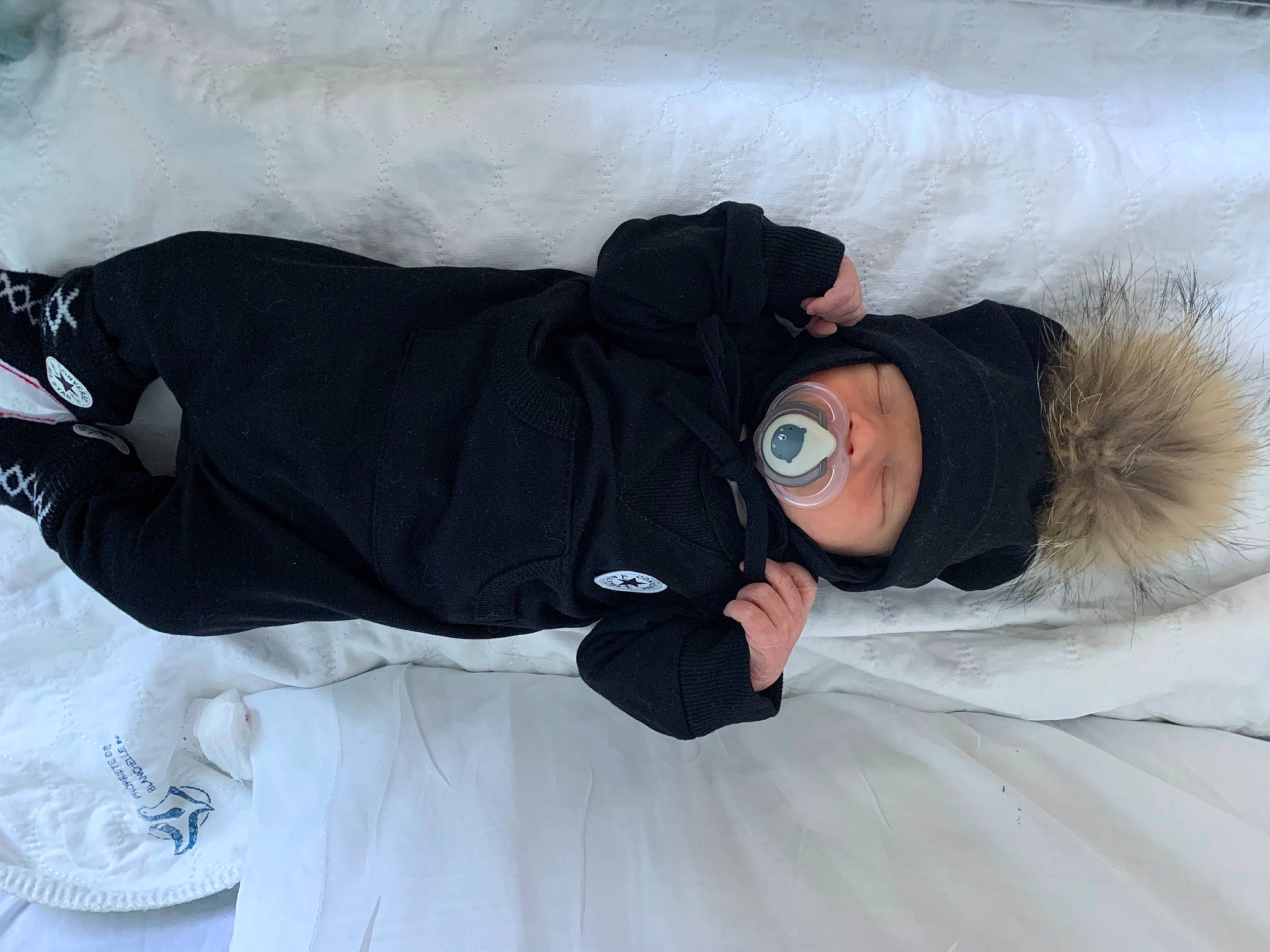 Mayson participe au concours pour gagner de l'argent avec cette photo : baby, baby_products, baby_toddler_clothing, comfort, couch, eye, freezing, fur, grey, headwear, human_body, linens, nap, person, room, sitting, sleeve, snow, textile, toddler