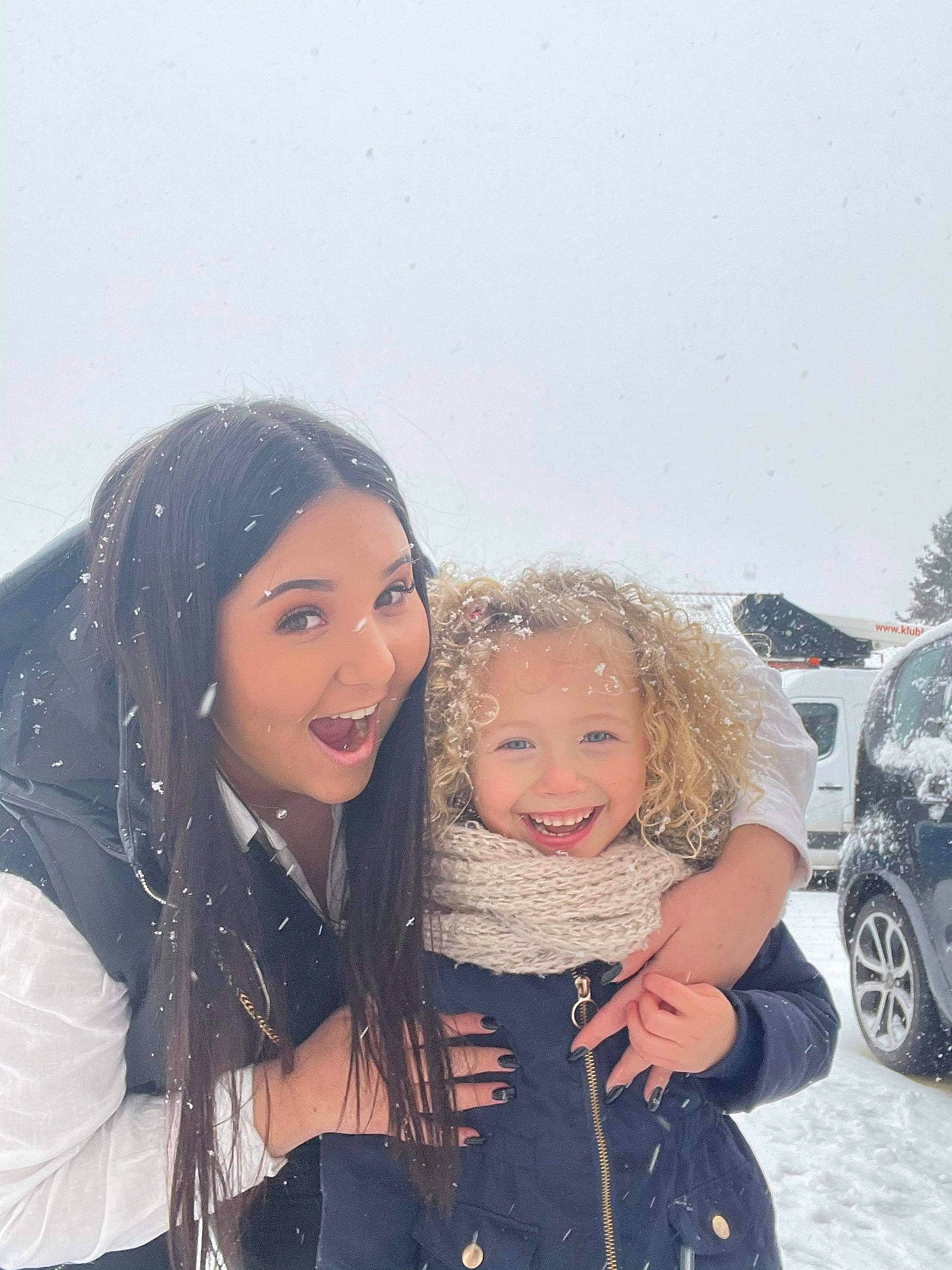 Kalicia participe au concours pour gagner de l'argent avec cette photo : blond, clothing, cool, event, facial_expression, flash_photography, freezing, fun, gesture, happy, ice_cap, iris, joy, person, sky, smile, snow, tire, toddler, travel