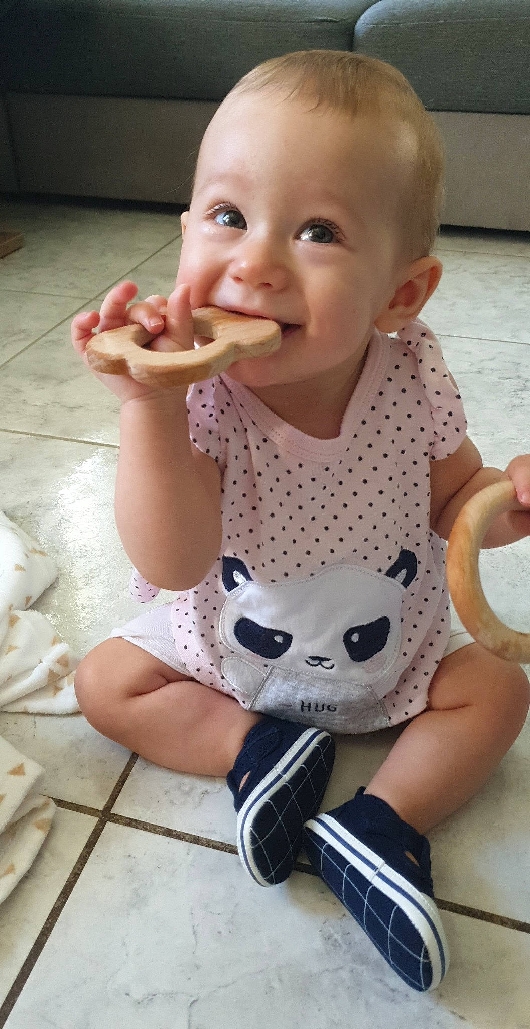 Alix. a rejoint le concours — aidez-le/la à gagner de superbes lots ! arm, baby, baby_toddler_clothing, cheek, child, chin, facial_expression, finger, food_craving, fun, happy, head, joy, lip, mouth, nose, person, skin, sleeve, smile