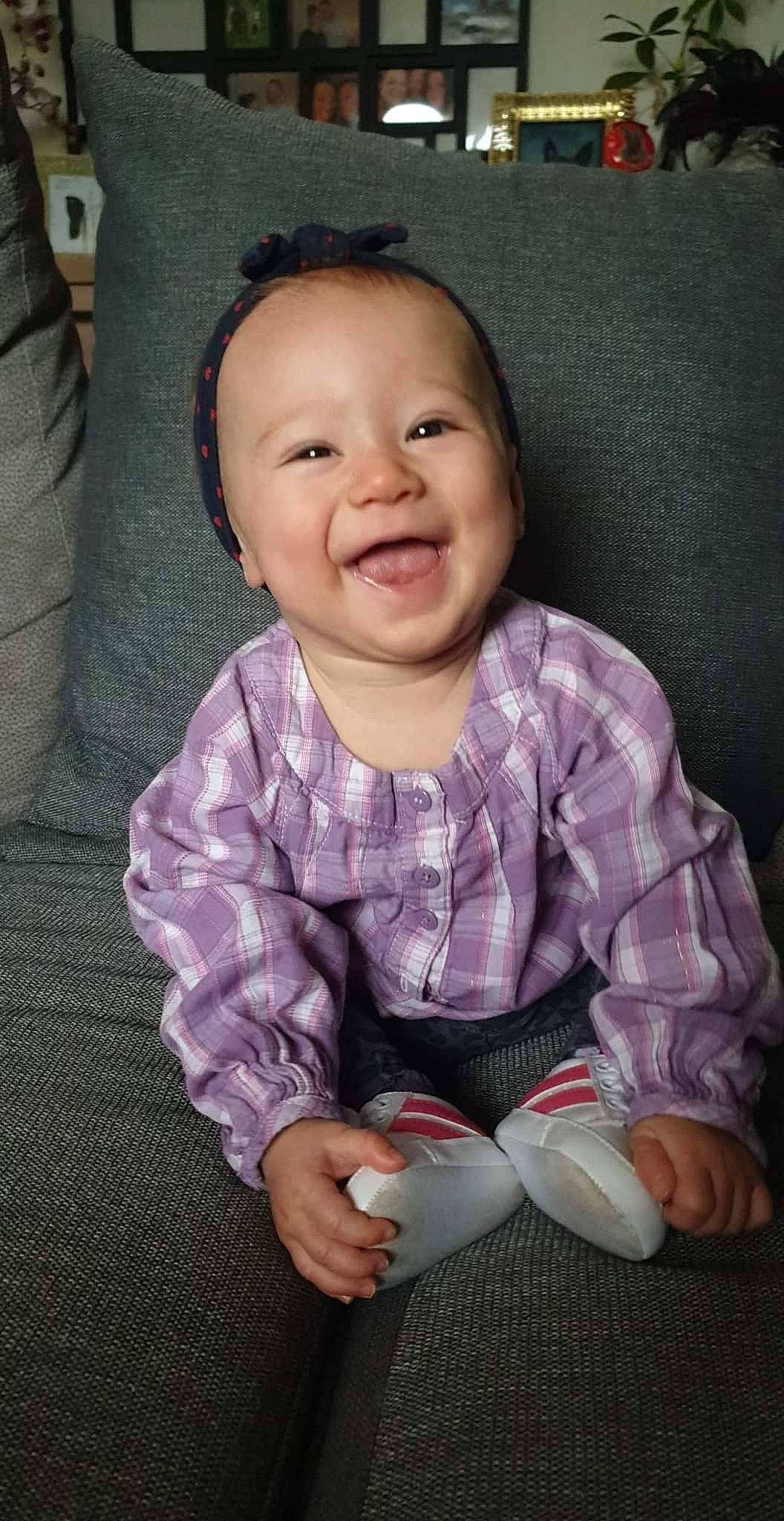 Alix a rejoint le concours — aidez-le/la à gagner de superbes lots ! baby, baby_toddler_clothing, cheek, chin, comfort, cool, finger, hairstyle, iris, joy, lip, mouth, nose, person, product, purple, skin, sleeve, smile, textile