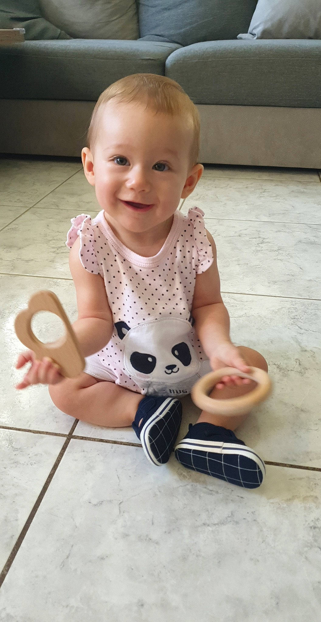 Alix a rejoint le concours — aidez-le/la à gagner de superbes lots ! baby, baby_playing_with_toys, baby_products, baby_toddler_clothing, child, flooring, fun, gadget, happy, human_leg, joy, knee, person, play, sandal, sitting, skin, smile, t_shirt, thigh