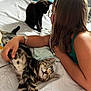 Awaï participe au concours pour gagner de l'argent avec cette photo : animal, arm, bed, black_cat, blanket, cat, child, comfort, curious, feline, glasses, hair, home, indoor, kitten, petting, pillow, relaxation, resting, sleeping