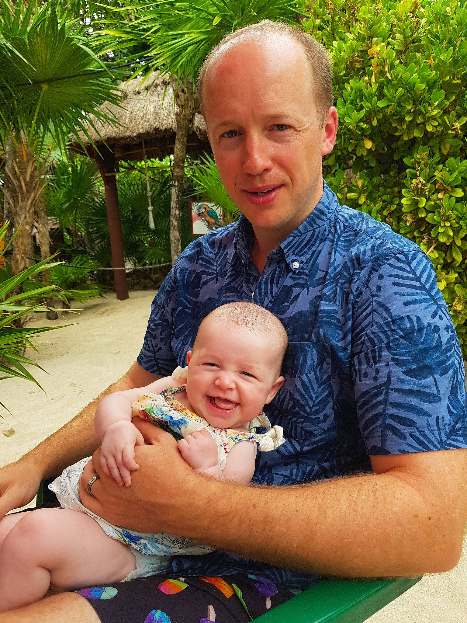 Alma is registered to the contest to win money with this photo: baby, child, daughter, family, father, fathers_day, fun, grandparent, joy, leisure, male, mother, person, sitting, smile, summer, toddler, vacation