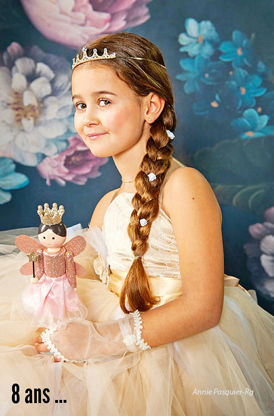 Coline a rejoint le concours — aidez-le/la à gagner de superbes lots ! dress, eye, eyelash, face, facial_expression, fashion_design, flash_photography, gown, hair, hairstyle, happy, head, headpiece, makeover, necklace, person, pink, skin, smile, tiara